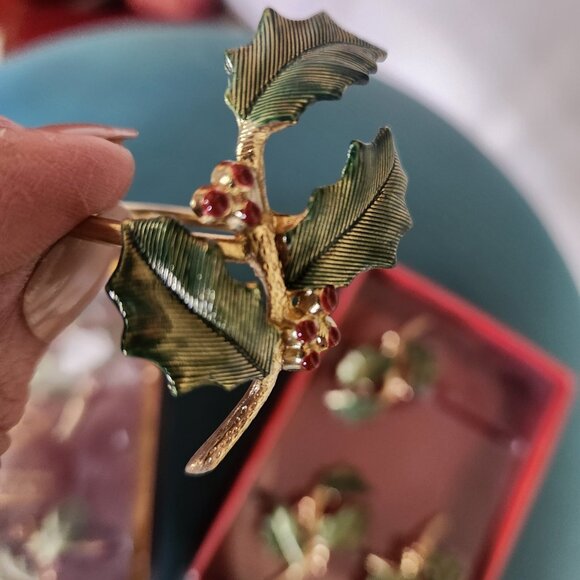 LENOX ~ Napkin Rings ~ Set of 8 ~ Holly Leaves Red Berries ~ Gold and Green - Picture 3 of 3